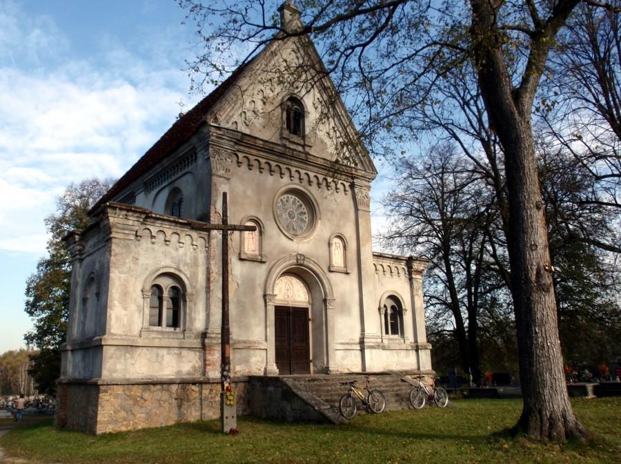 Kaplica na cmentarzu w Maluszynie