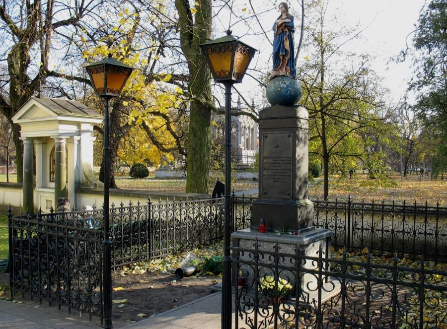 Wilanów - Figura NMP przy kościele św. Anny