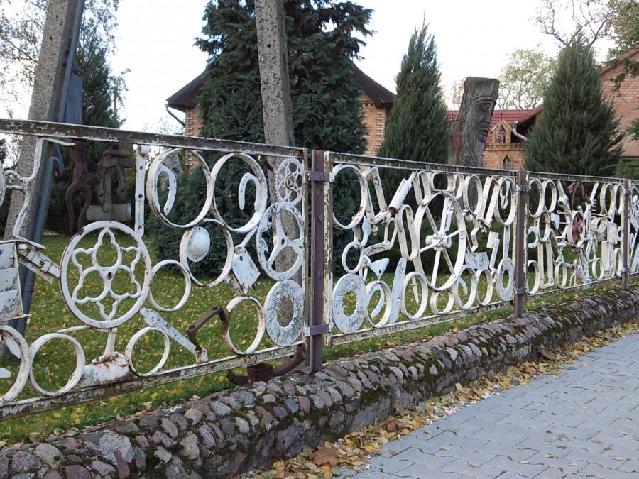 Parkan okalający plebanię