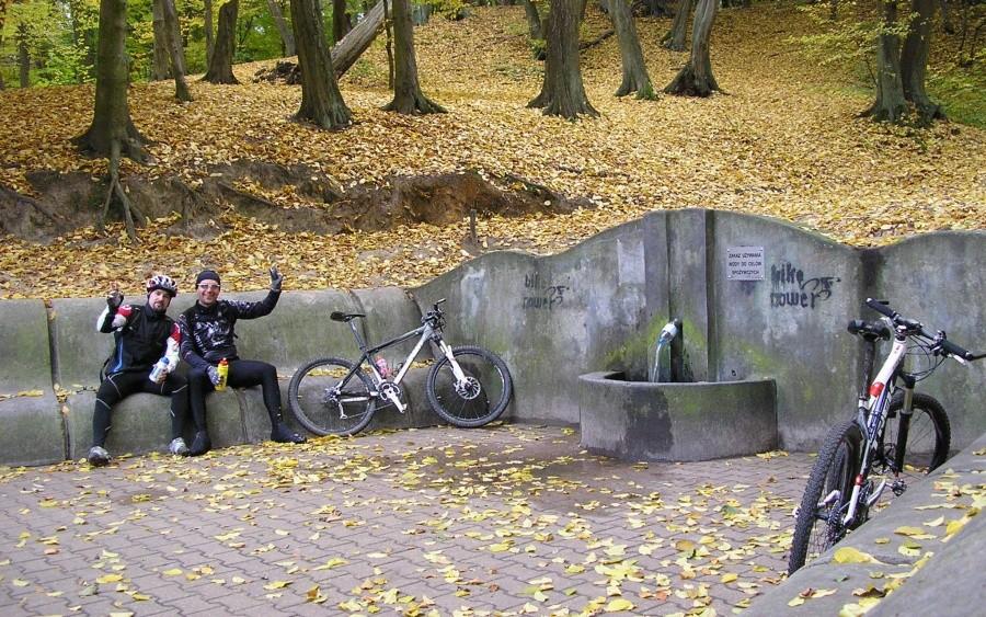 JPbike, klosiu przy żródełku, oczywiście zatankowaliśmy wodą bidony :)