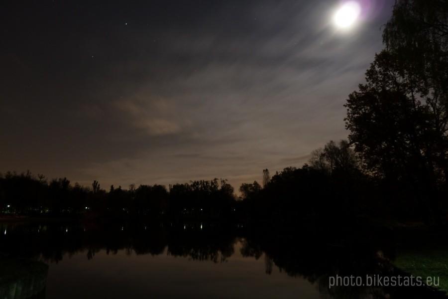 Księżyc nad stawem