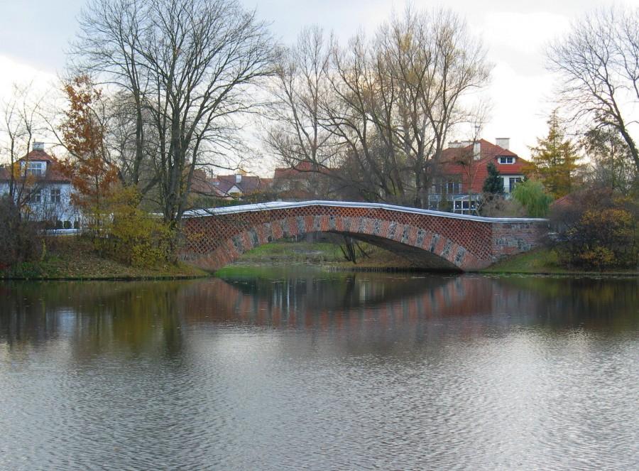 Most rzymski w parku wilanowskim