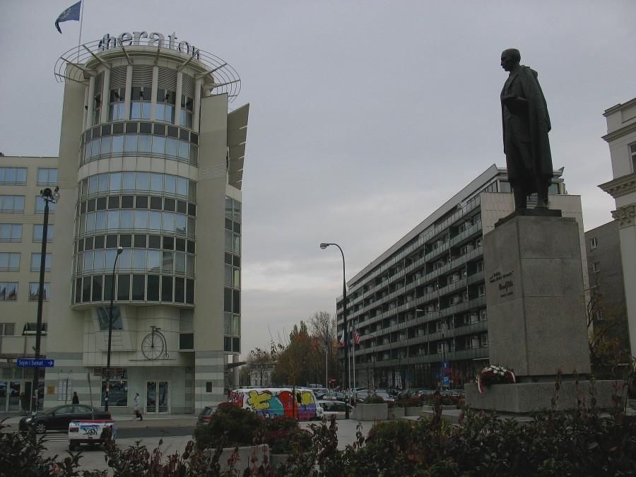 Chłop z Wierzchosławic przed Sheratonem