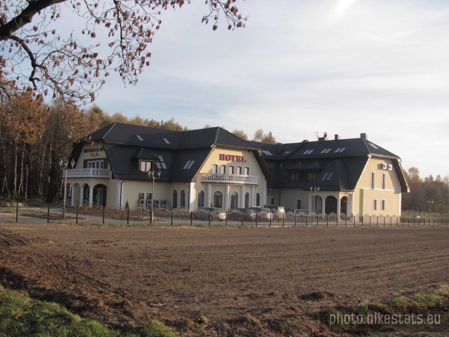 biały domek na pętli