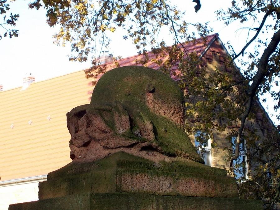 Obelisk w Lueckow, ku czci "bohaterów", widać jakich...