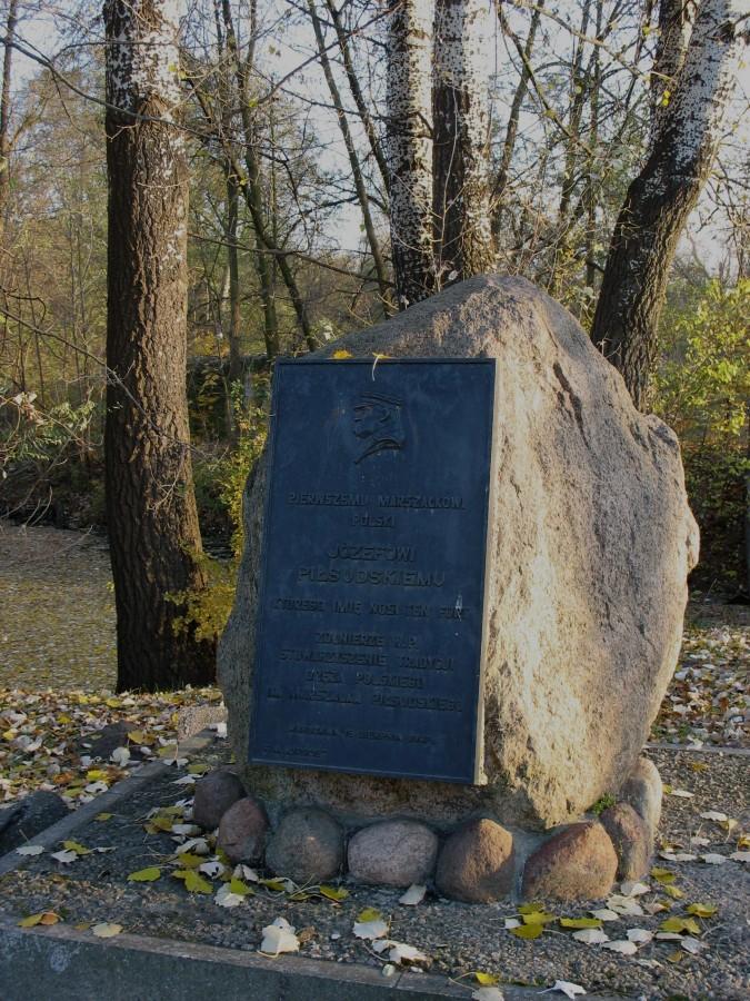 Kamień Piłsudskiego przed Fortem Legionów
