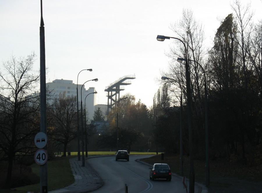 Wieża skoczni z perspektywy ul. Idzikowskiego