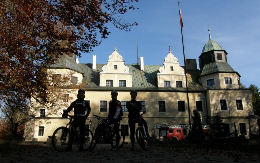 Sylwetki bikerów przy neorenesansowym Zamku w Goraju