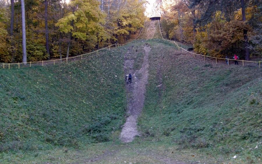 Najpierw trzeba sie wdrapać. Strasznie stromo i grząsko ...