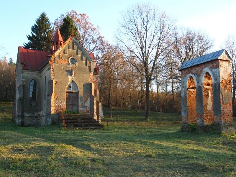 Kaplica grobowa w Wołodzi.
