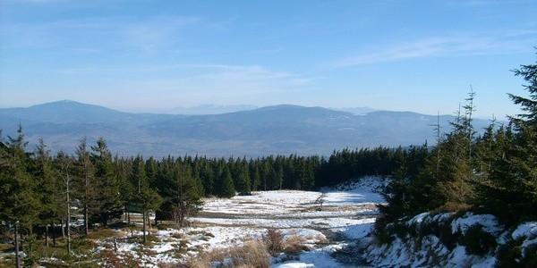 Widok ze Skrzycznego - w oddali Tatry