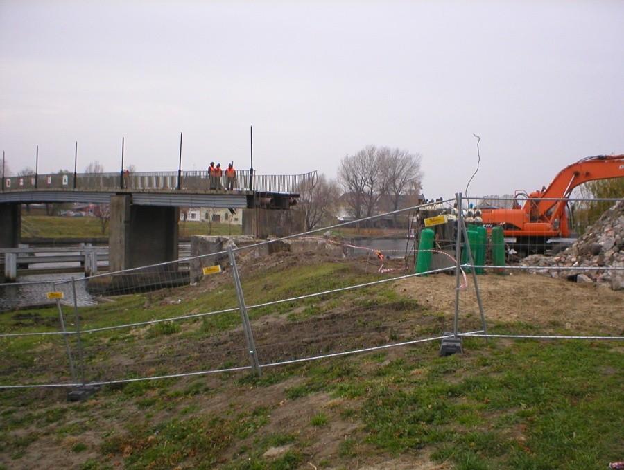 DEMONTAŻ KŁADKI POŁUDNIOWEJ NAD RZEKĄ ELBLĄG