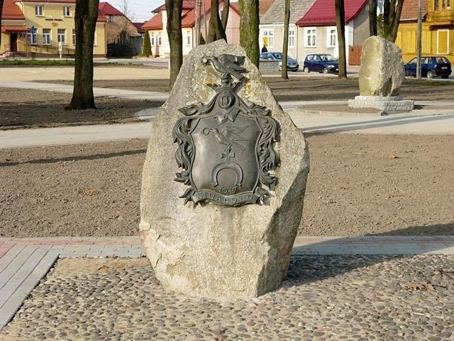Głaz granitowy z herbem Śniadowa