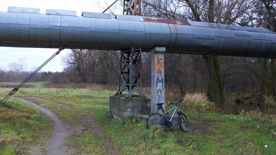 Pod rurociągiem