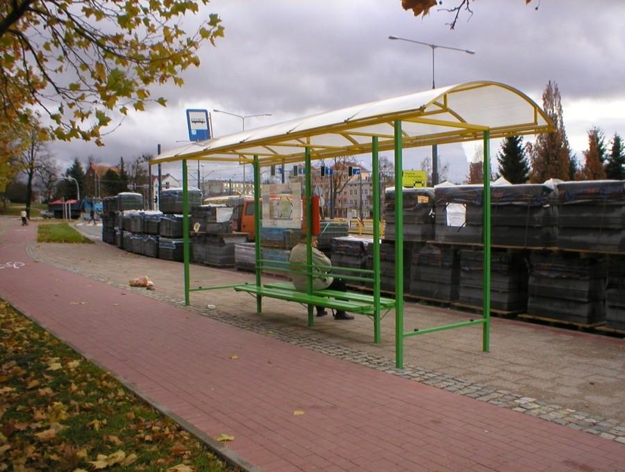 CZEKAJĄC NA AUTOBUS ...