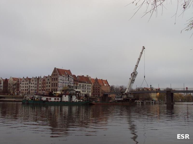 Rozbiórka kładki nad rzeką Elbląg.