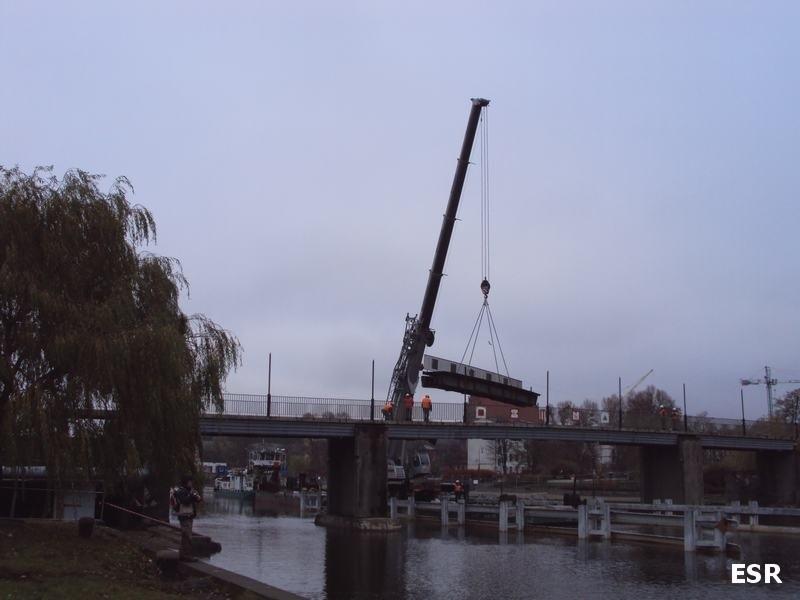 Rozbiórka kładki nad rzeką Elbląg.