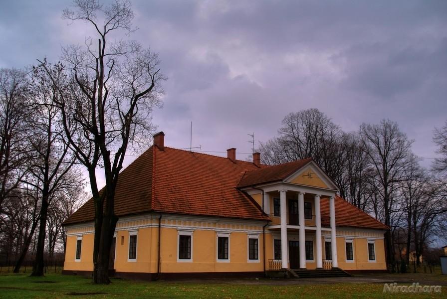 dworek w Kobienicach
