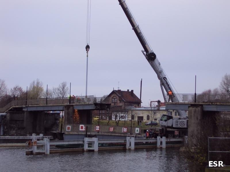 Rozbiórka kładki nad rzeką Elbląg.