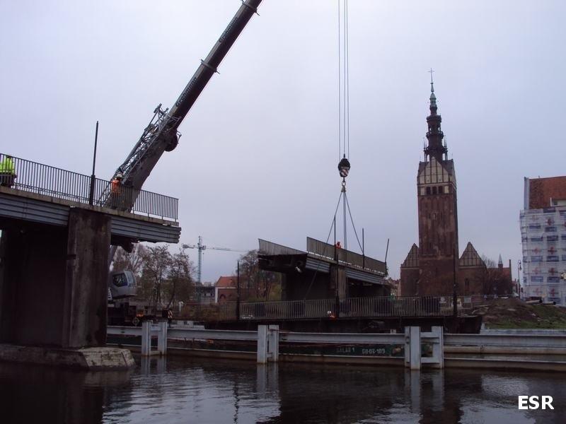 Rozbiórka kładki nad rzeką Elbląg.