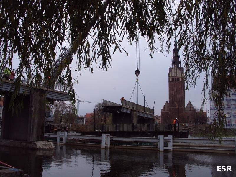 Rozbiórka kładki nad rzeką Elbląg.