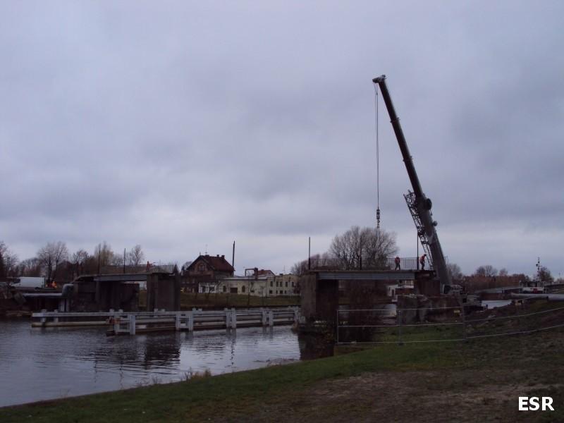 Rozbiórka kładki nad rzeką Elbląg.