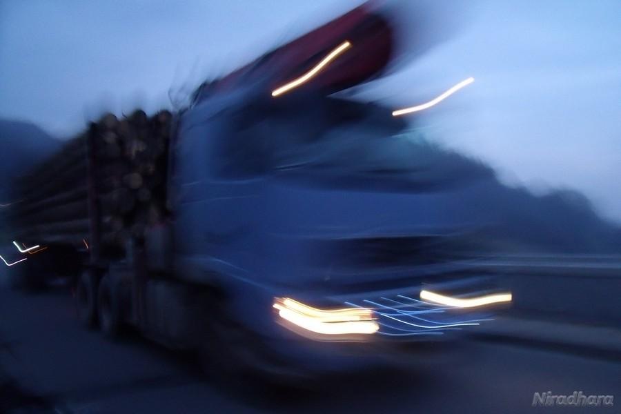 szarżujący tir