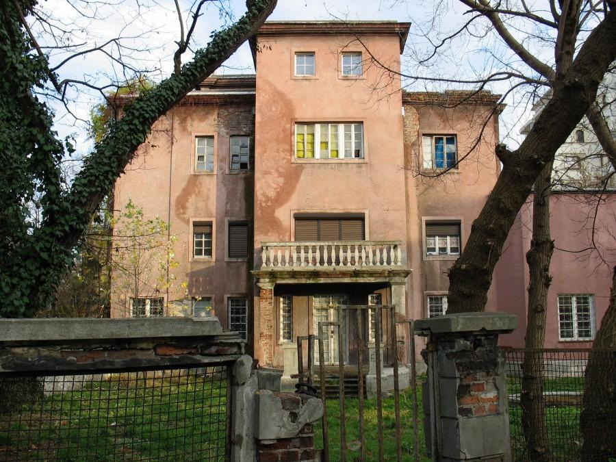 Czerwona Willa w promieniach słonecznych