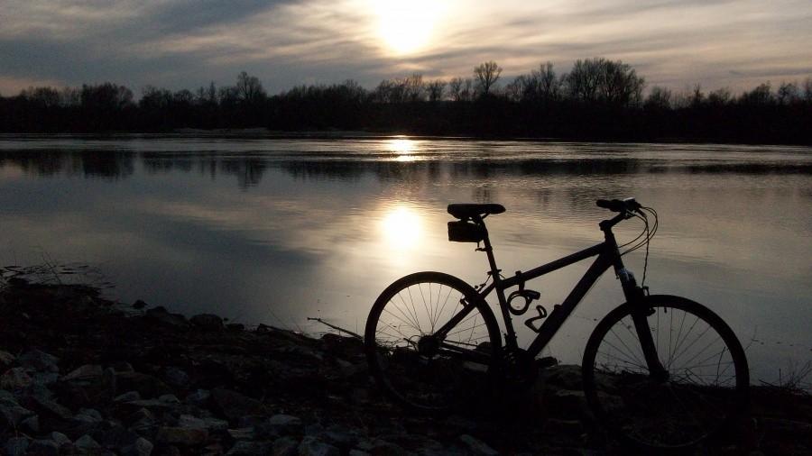 Rower na tle zachodu