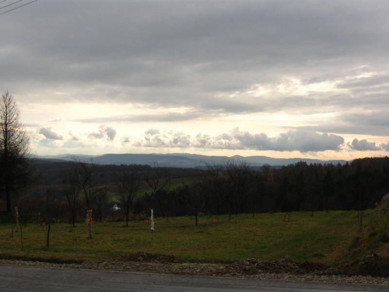 Zachmurzone niebo nad Pogórzem.