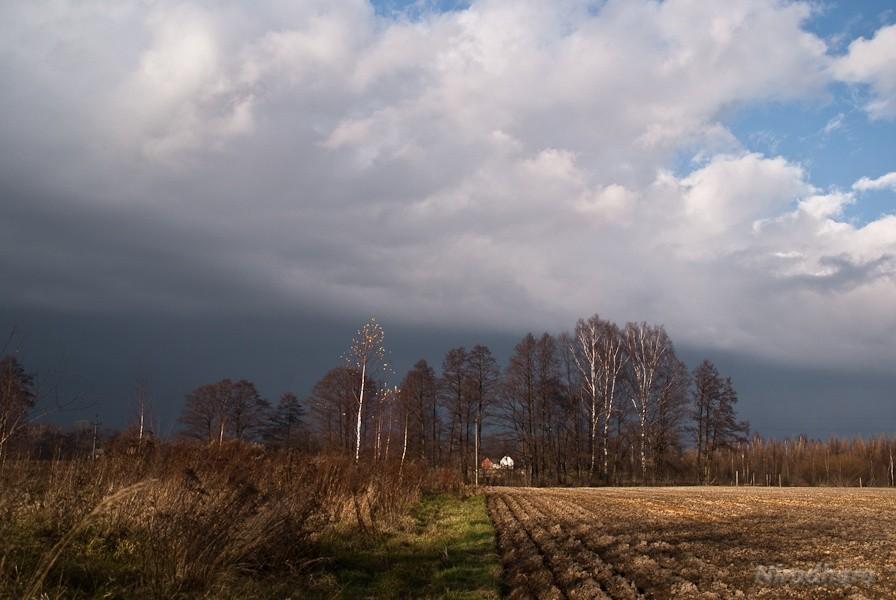 nadciąganie chmur