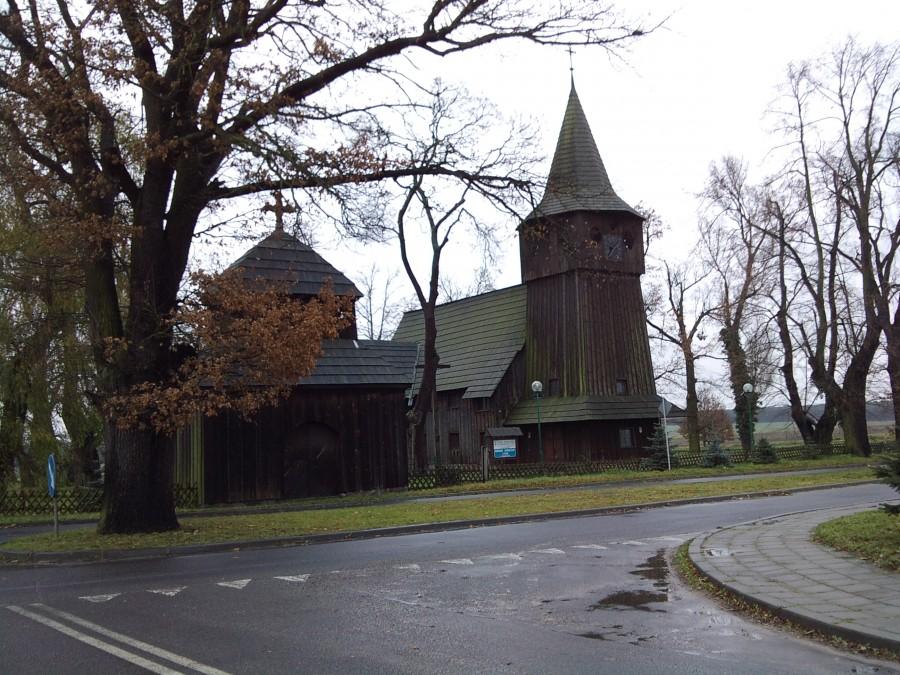 Wieś Chlastawa. Zabytkowy XVII wieczny drewniany kościółek