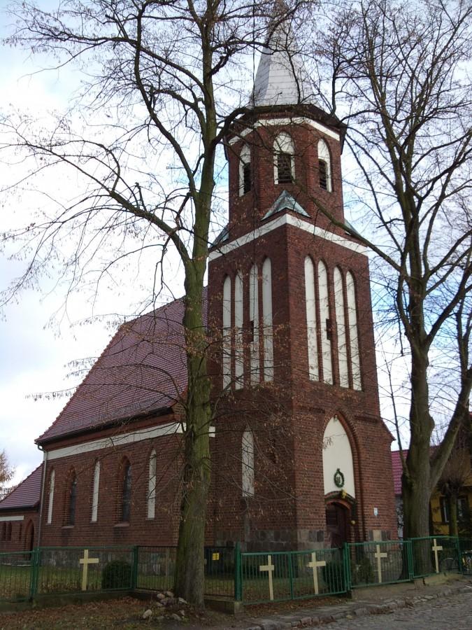 Zabytkowy gotycki kościółek w Jeziorach