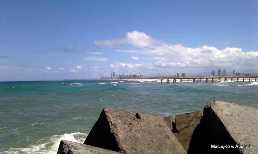 Widok z Main Beach na Surfers Paradise w Gold Coast