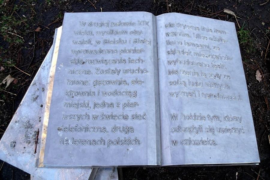Pomnik w kształcie księgi