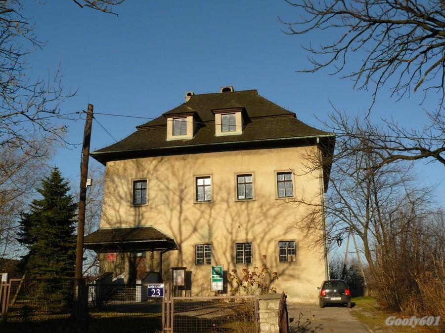Dwór obronny w Dobieszowicach.