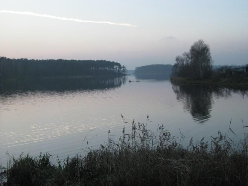 Jezioro Kowalskie o zmroku