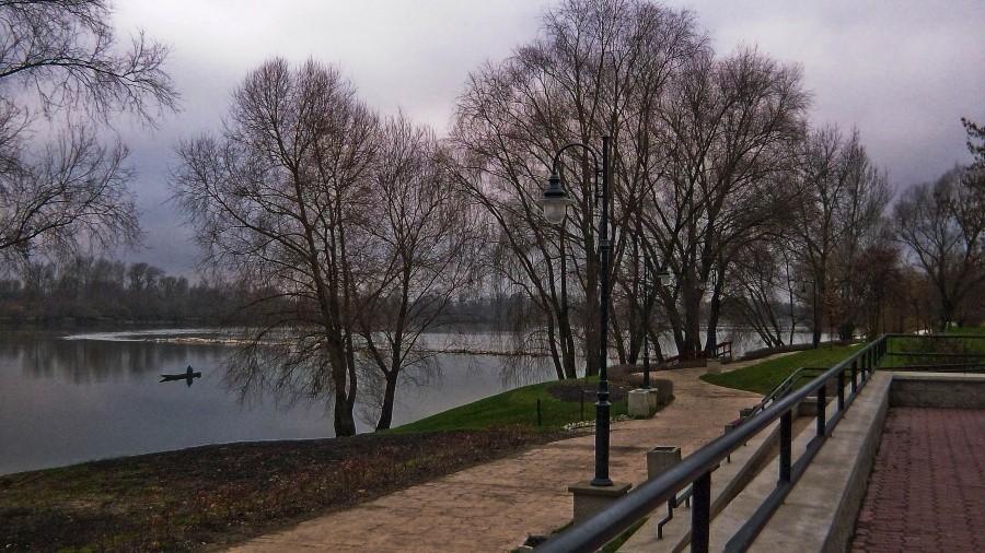 Nad Wisłą ktoś czeka, aż ryba weźmie