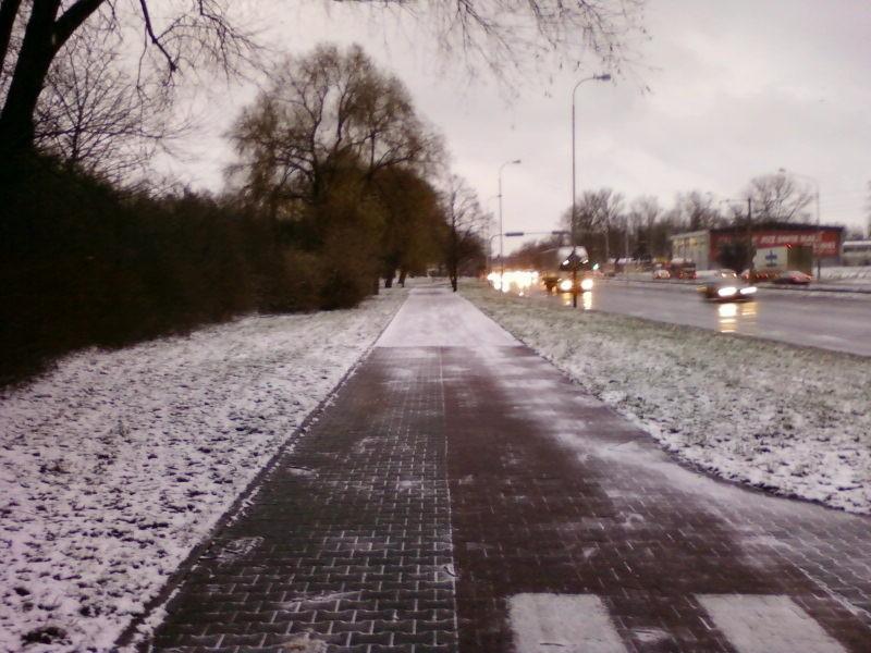 Oblodzona droga rowerowa