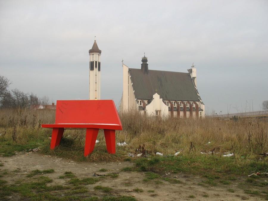 Ławeczka nad stawami przy sanktuarium