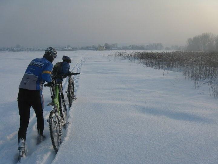 Przedzieranie się przez śniegi.