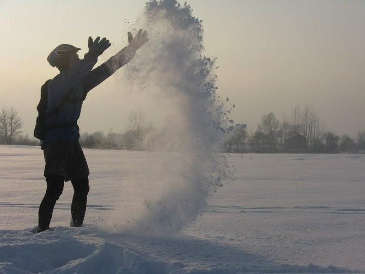 Zabawa ze śniegiem.