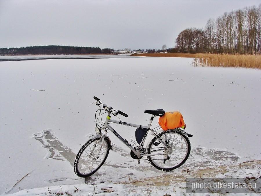 Jezioro Turze skute lodem.