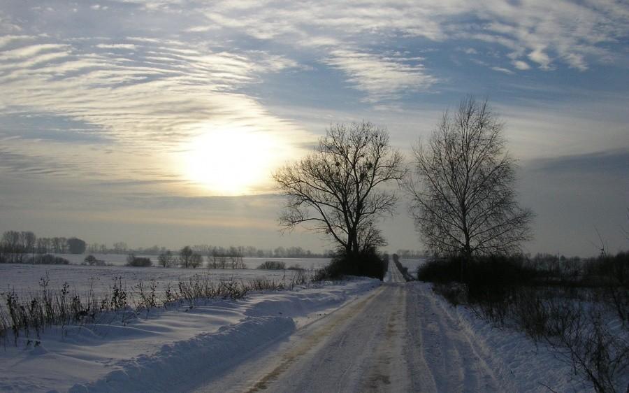 Zaśnieżona szosa popołudniową porą