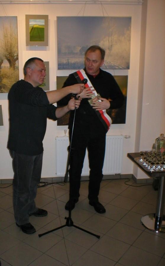 MISTRZOWIE CEREMONII DEGUSTACJI:MAREK OPITZ i (w szarfie) GRZEGORZ GOLA Z LGD ŻUŁAWYiMIERZEJA