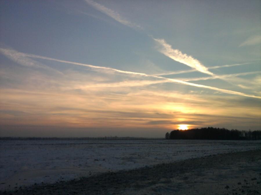 Zachodzik nad polami koło lotniska w Jasionce