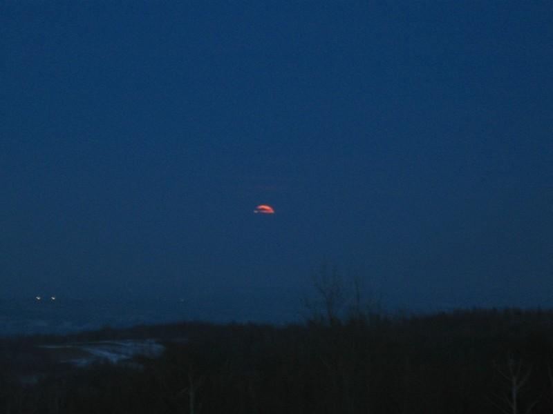 Ufo ? Nie, to księżyc wychlił się zza chmur.