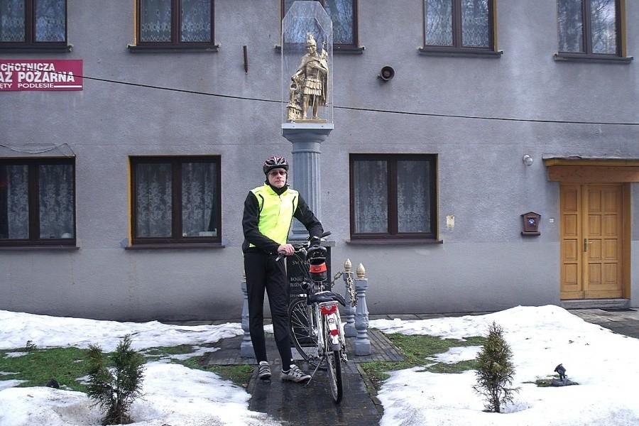 Święty Florian dostał domek i ktoś go wysmarował