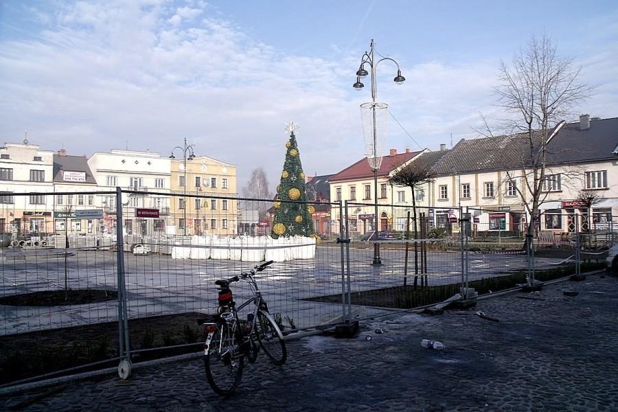 Uwięziona choinka na kęckim rynku