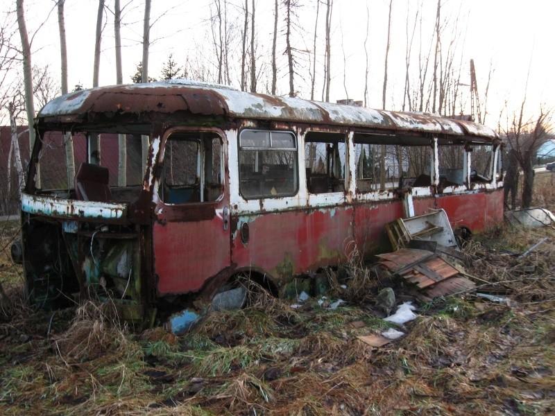 Niechobrz- pozostałości autobusu San H100.